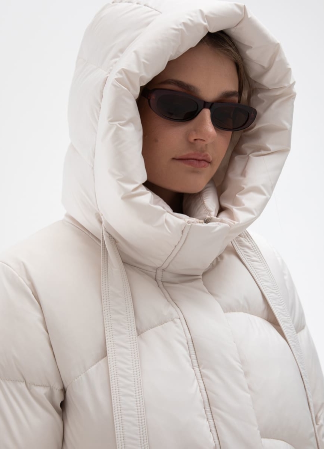 Женский пуховик белого цвета с капюшоном модель № 31128 универмаг малина