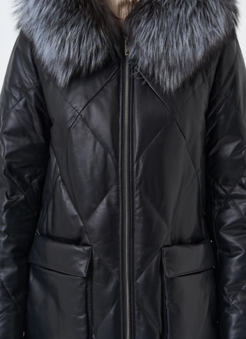 Женский кожаный пуховик с капюшоном фото