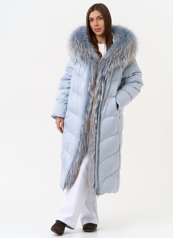 Женский пуховик голубого цвета с отделкой из меха лисы