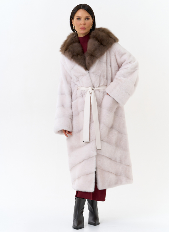 Белая шуба из меха норки с капюшоном из меха куницы