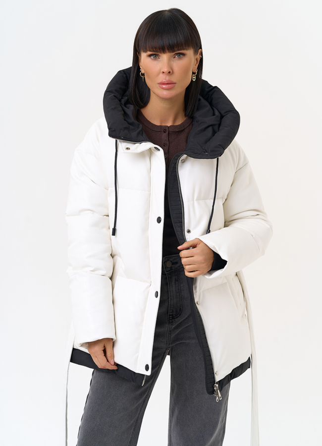 Белый пуховик из эко кожи с поясом модель № 30727 меха малина