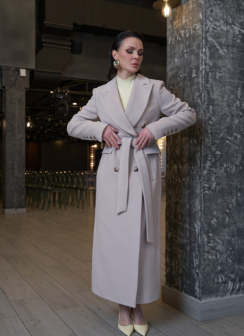 Длинное женское пальто с английским воротником