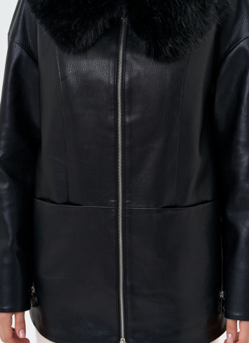 Женская утепленная куртка из эко кожи с капюшоном из эко меха