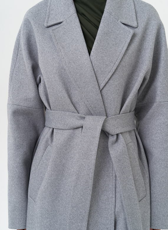 Женское пальто с английским воротником