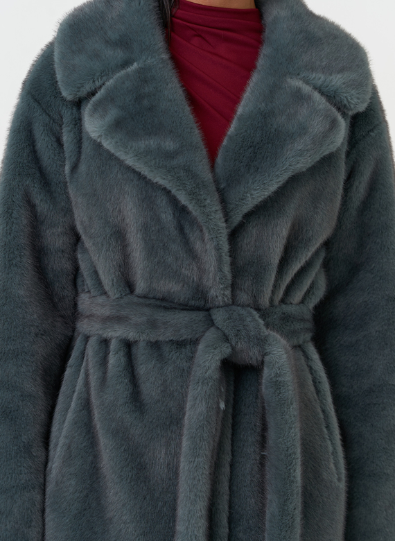 Женское пальто из эко меха в цвете ментол