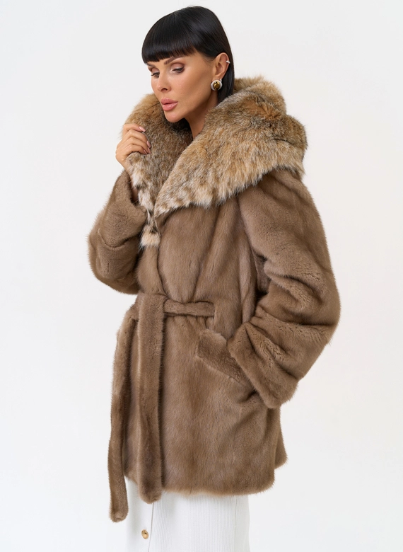 Женская шуба из меха норки с капюшоном из меха рыси фото