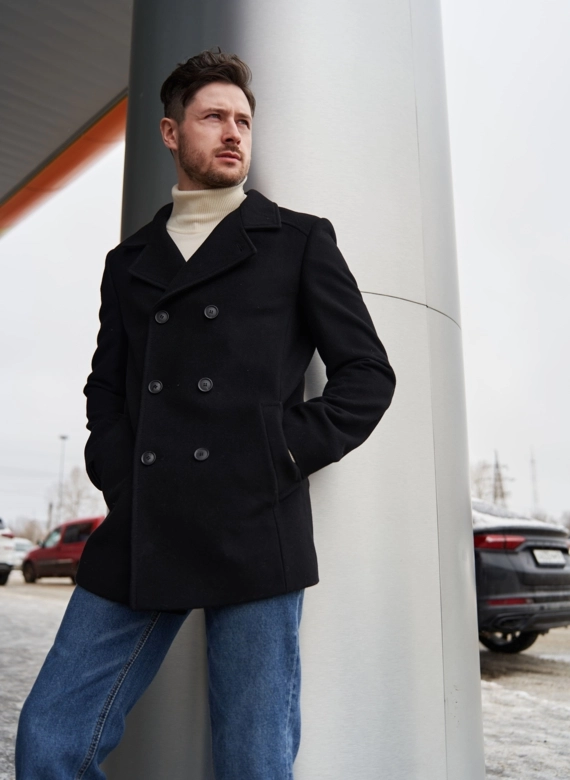 Мужское пальто черного цвета  фото