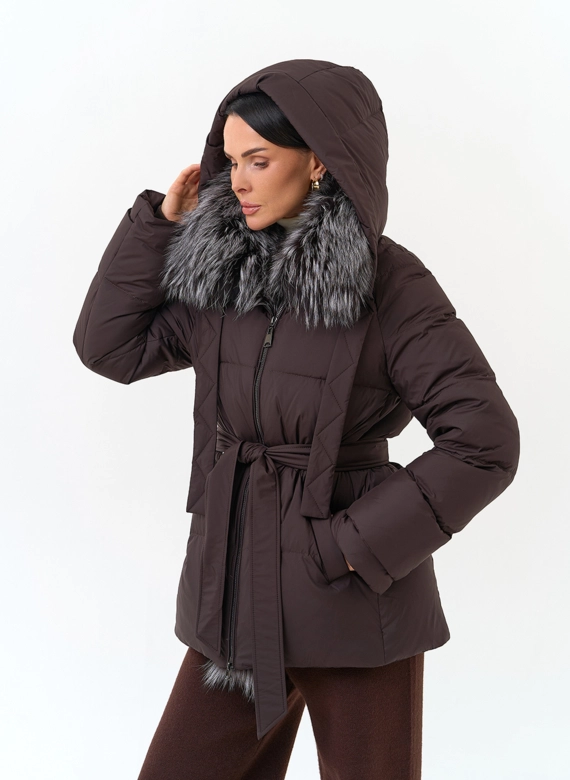 Женский пуховик с мехом чернобурой лисы на капюшоне фото