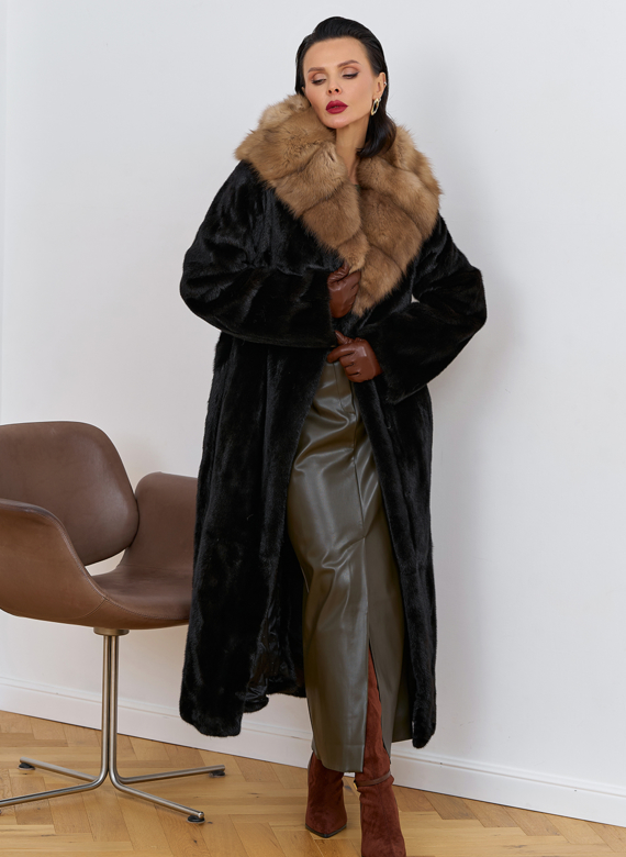 Шуба из меха норки с капюшоном из меха куницы