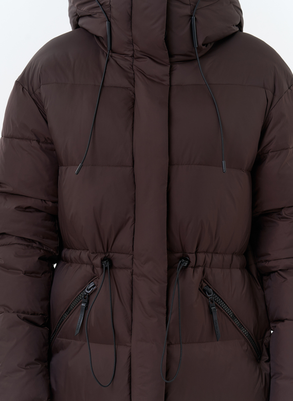 Женский пуховик коричневого цвета с капюшоном