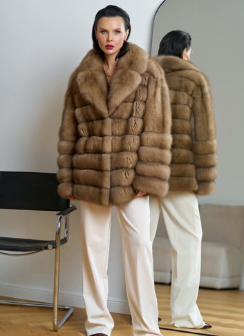 Женская шуба из куницы с английским воротником