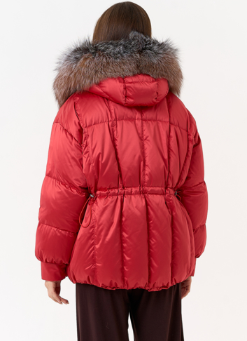 Женский пуховик с отделкой из меха блюфрост