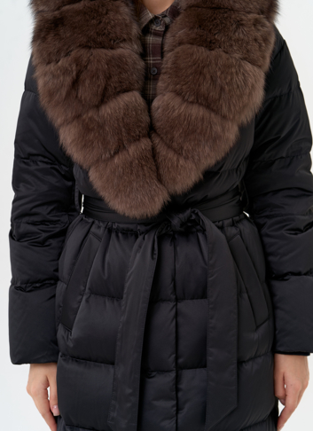 Женский пуховик с капюшоном из меха песца